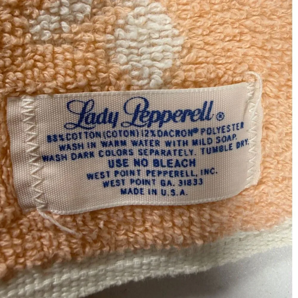 Vintage Lady Pepperell Peach and White Full Legnth Towel Set of 2